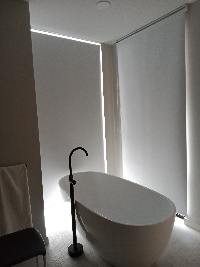 шторы в ванную белоснежный рулон 2